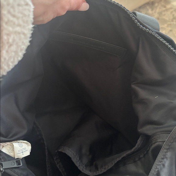 Black lululemon gym (or anything else) bag! Tons of pockets ! Men or women - Picture 3 of 9